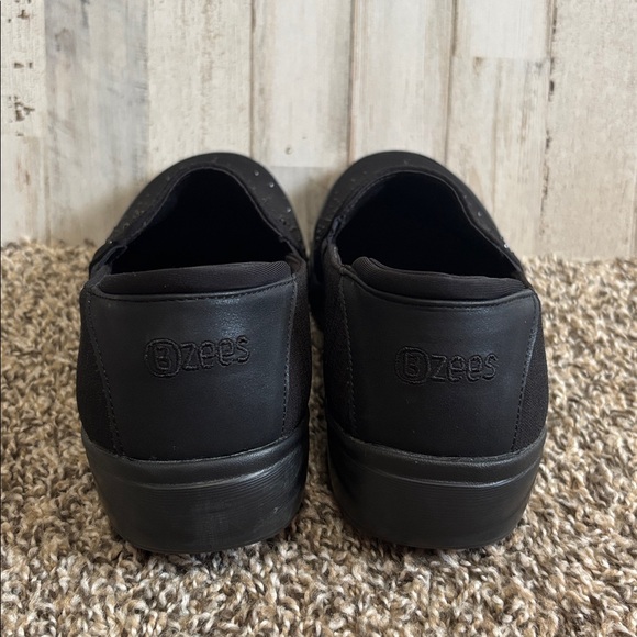 Bzees Black Women's Flats with Subtle Sparkle - Picture 2 of 6